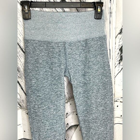 ALO YOGA Gray Cropped Leggings Ribbed Waist and Cuffs Small - Picture 2 of 7